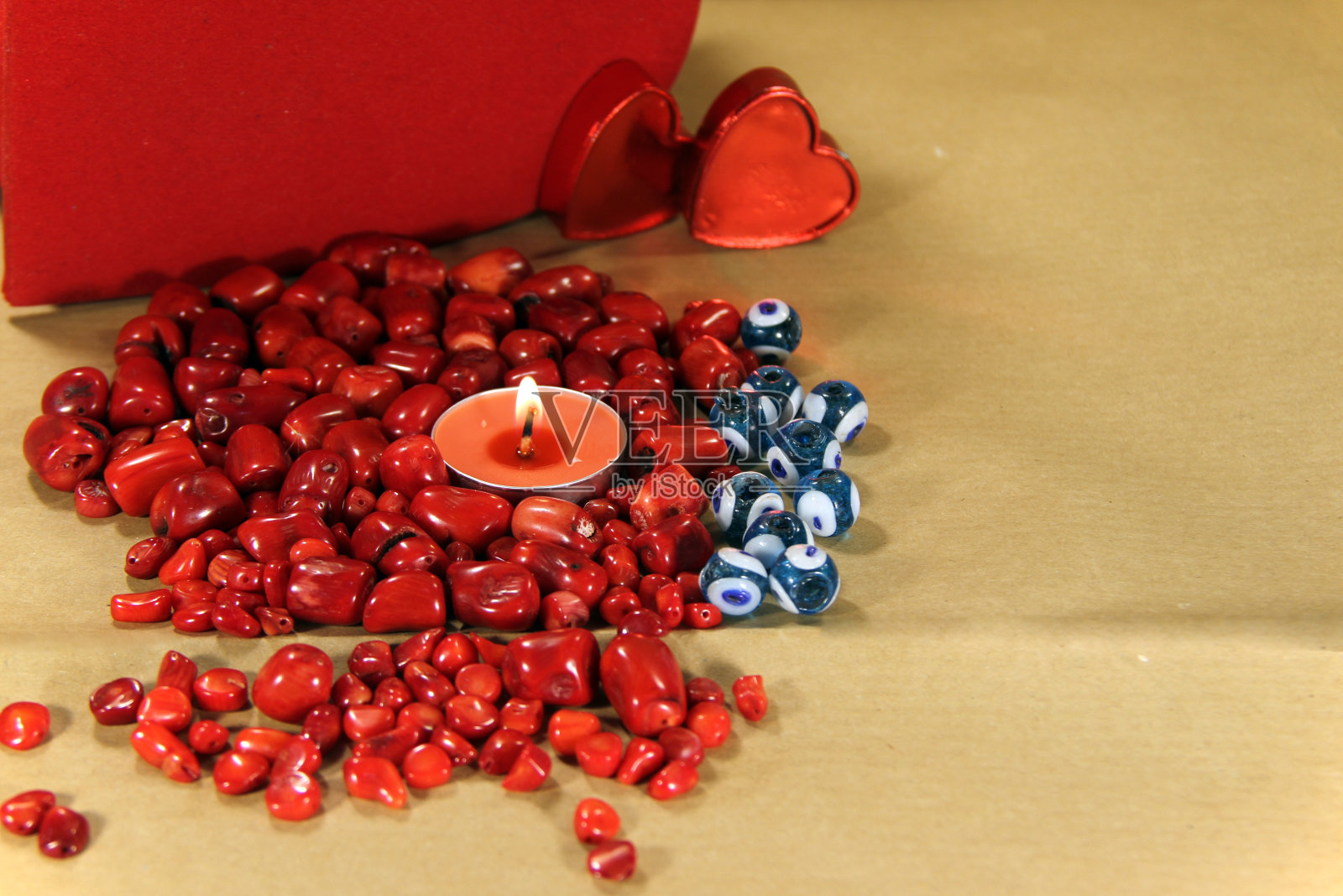 红烛和红石蓝邪眼珠燃烧烛照片摄影图片