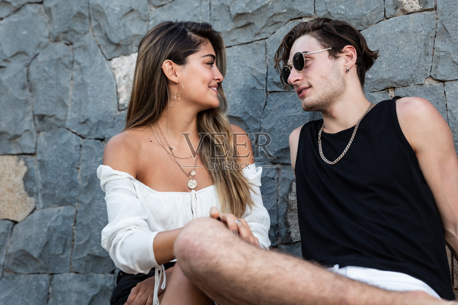 年轻的白种情侣坐在一起玩照片摄影图片