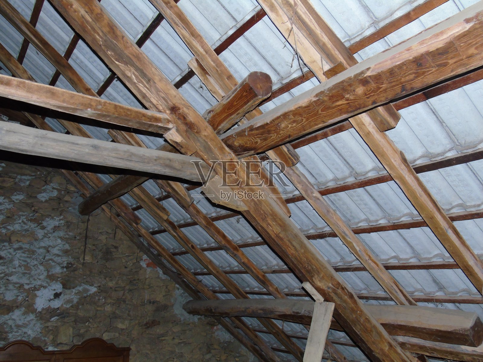 用木头搭建的旧屋顶照片摄影图片