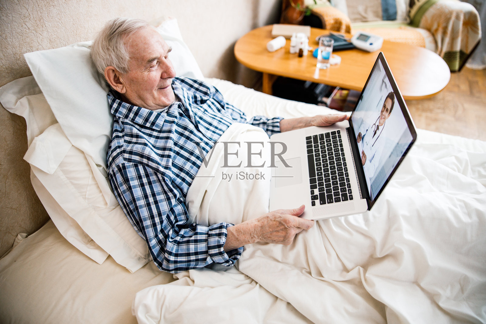 老人在用笔记本上网照片摄影图片