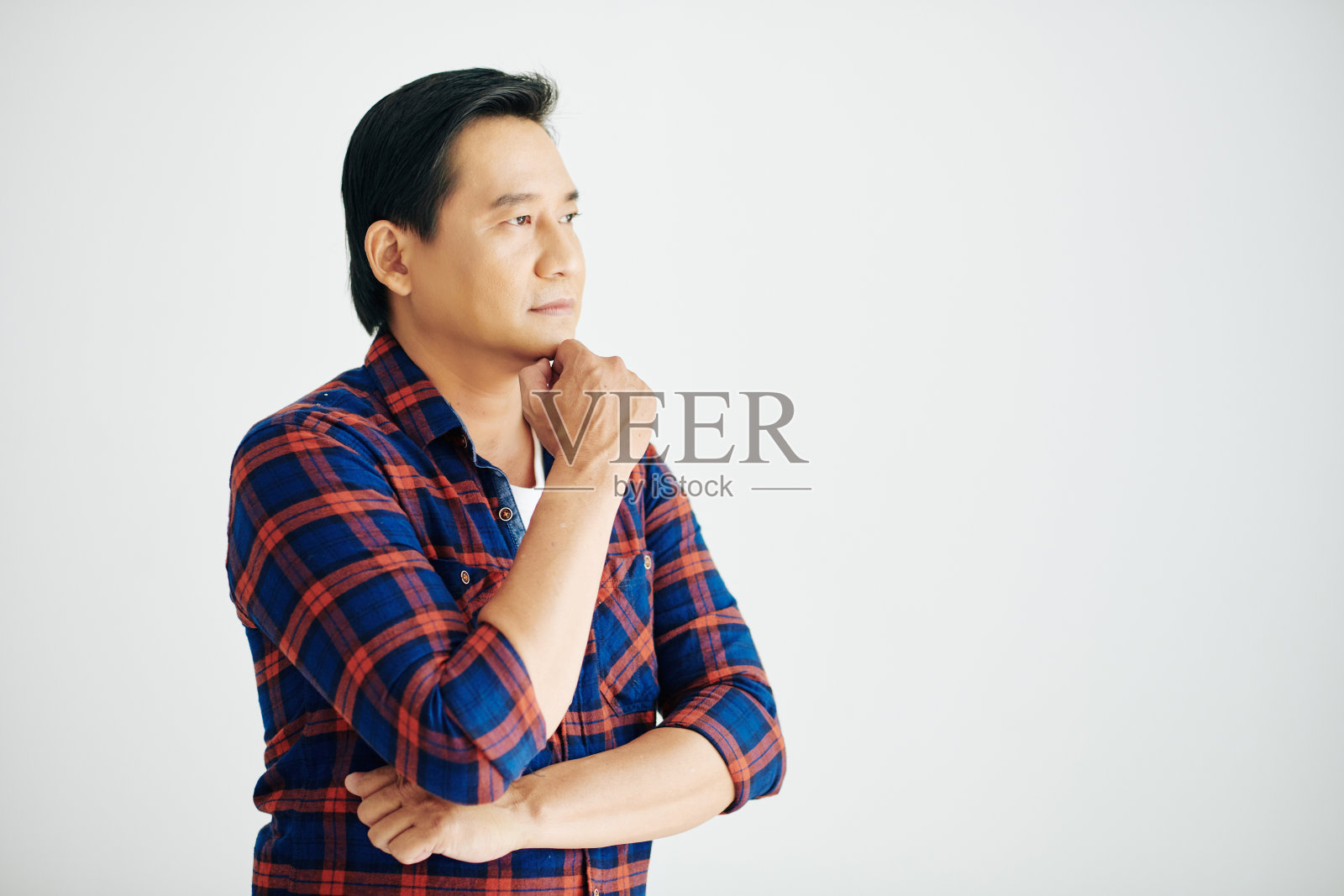 沉思的成熟越南男人照片摄影图片