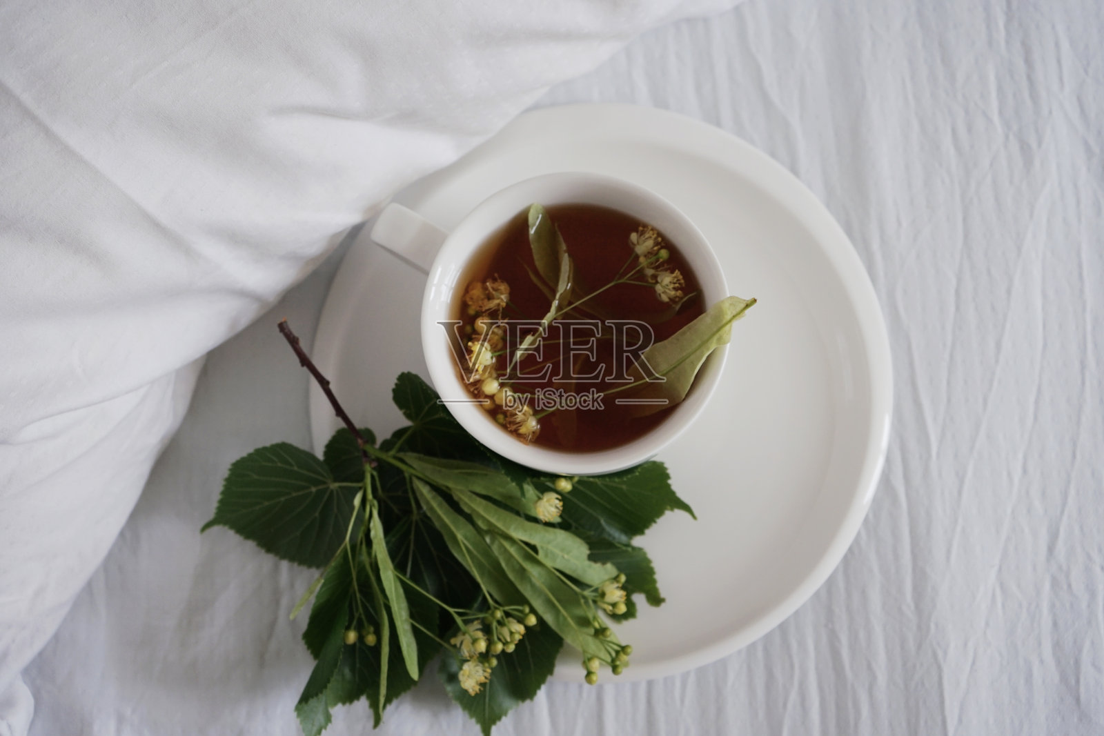 床上放菩提树茶照片摄影图片