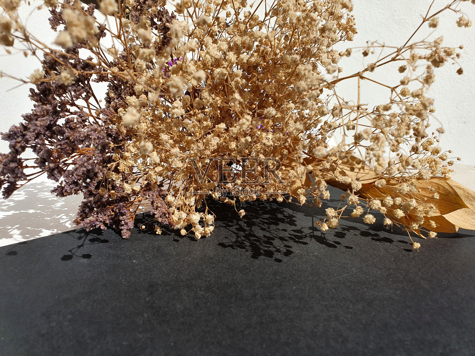 闭上干枯的黄花。花的概念。一束干花照片摄影图片