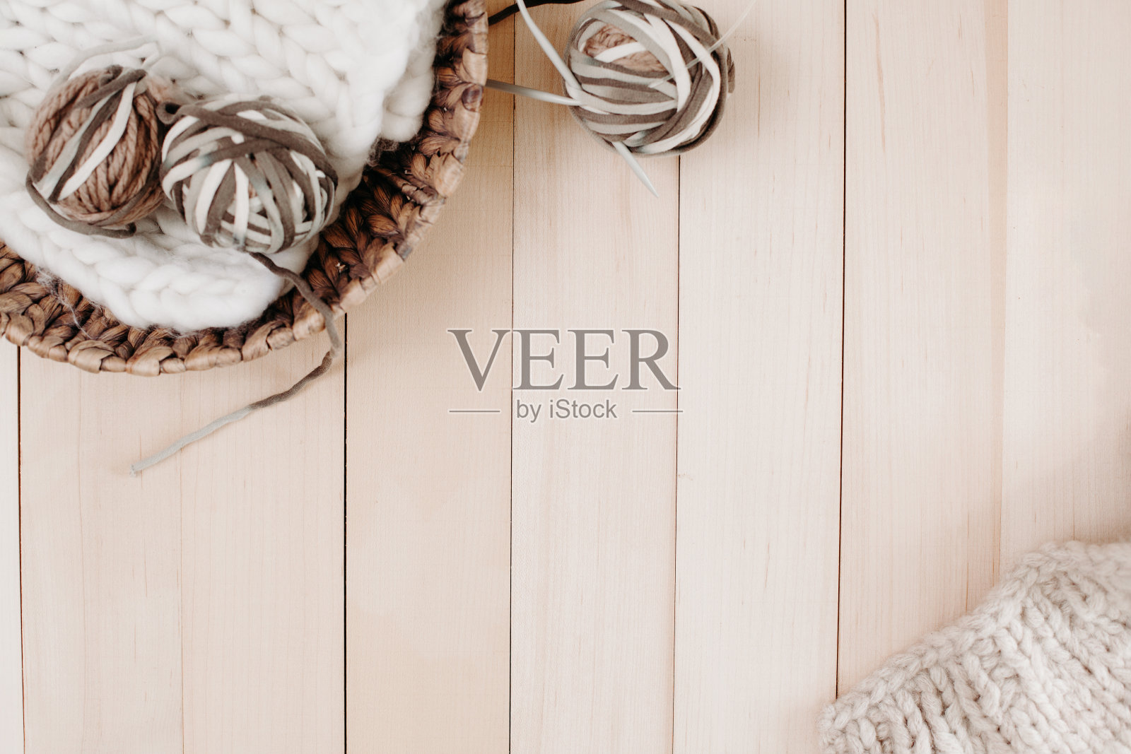 篮子与纱线球在轻木制背景与编织针和复制空间照片摄影图片