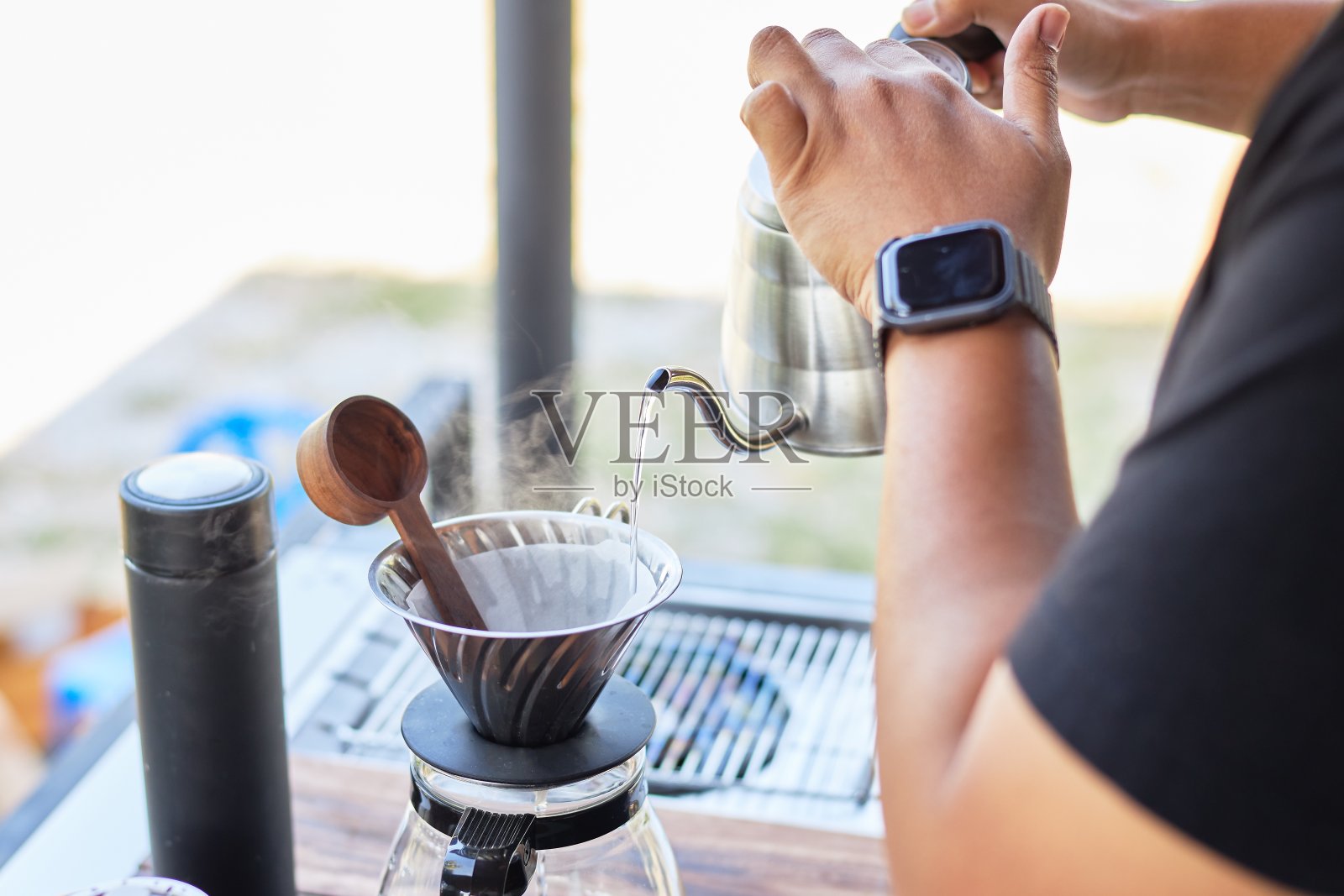 用滤纸滴浓缩咖啡照片摄影图片