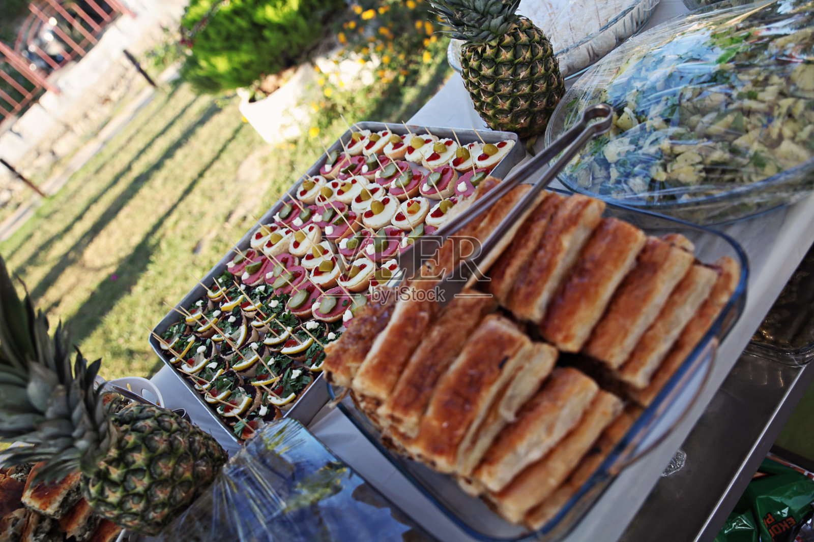 在聚会上吃糖果和零食照片摄影图片