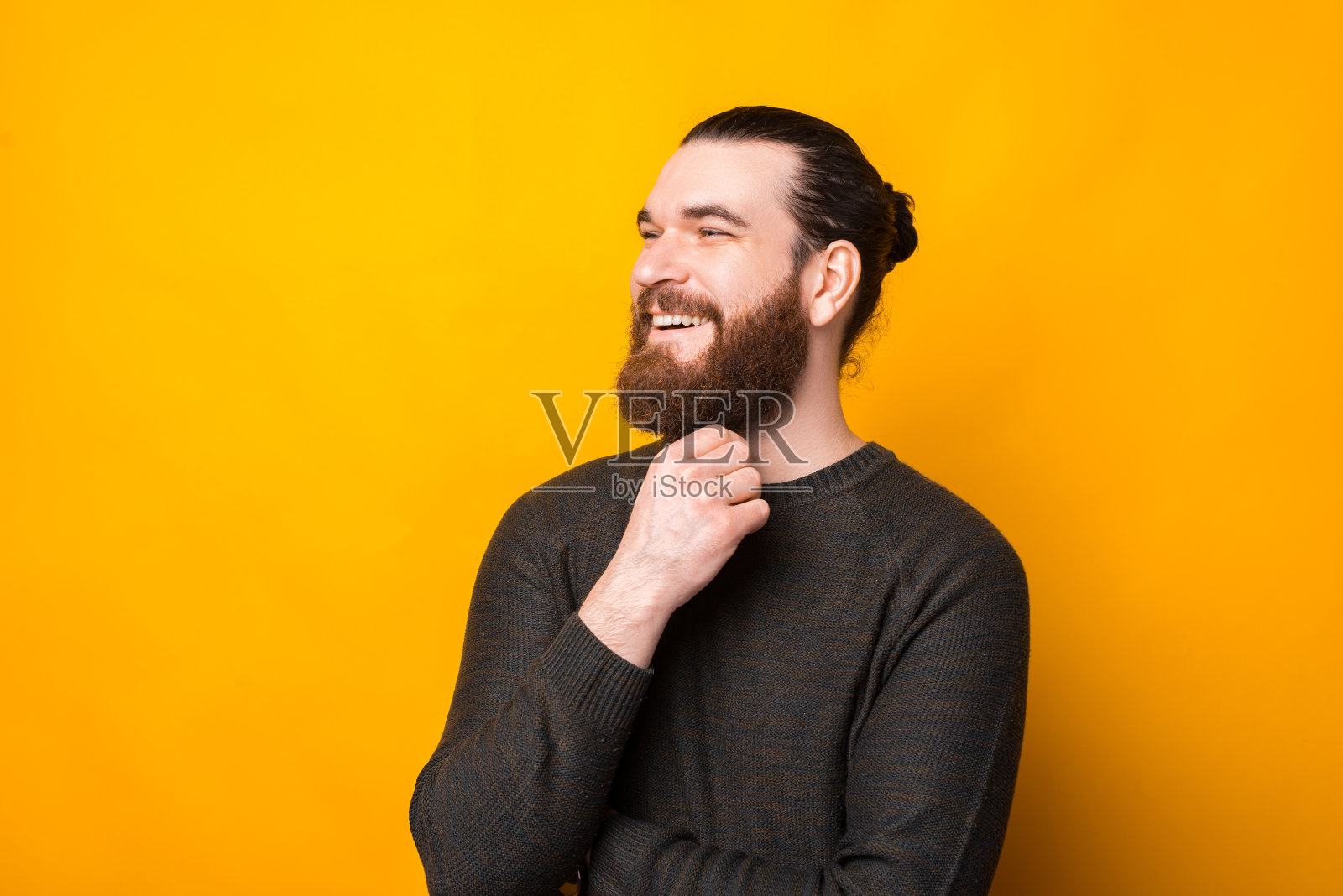 一幅快乐微笑的蓄着胡子的嬉皮士男子的肖像照片摄影图片