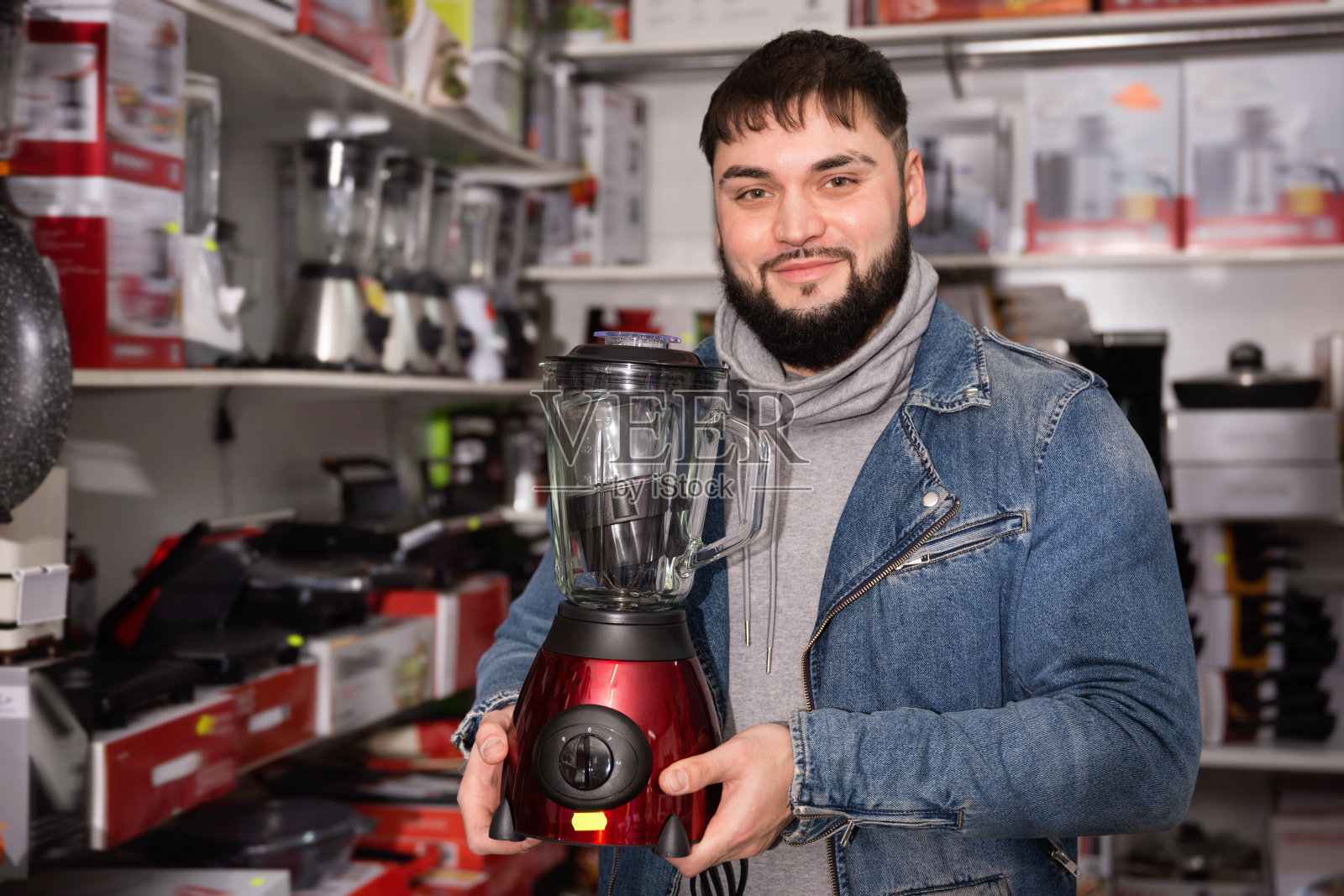 高兴的人在商店里为他的家买了新的搅拌机照片摄影图片