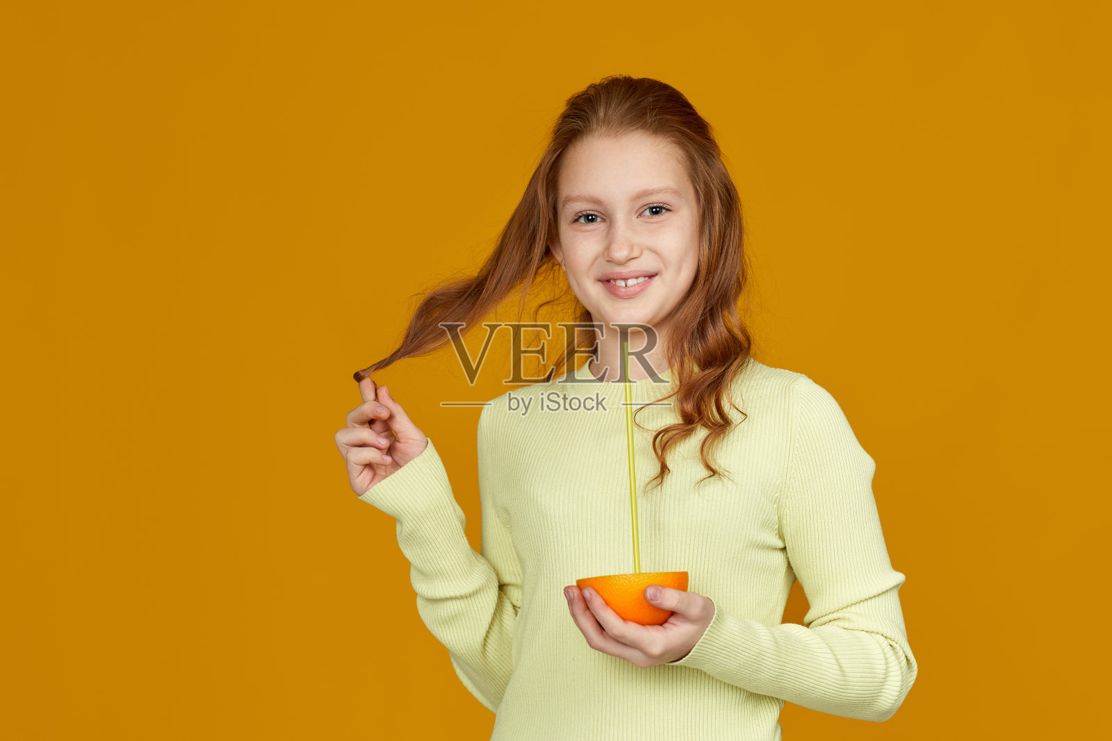 可爱的小女孩抱着新鲜多汁的葡萄柚照片摄影图片