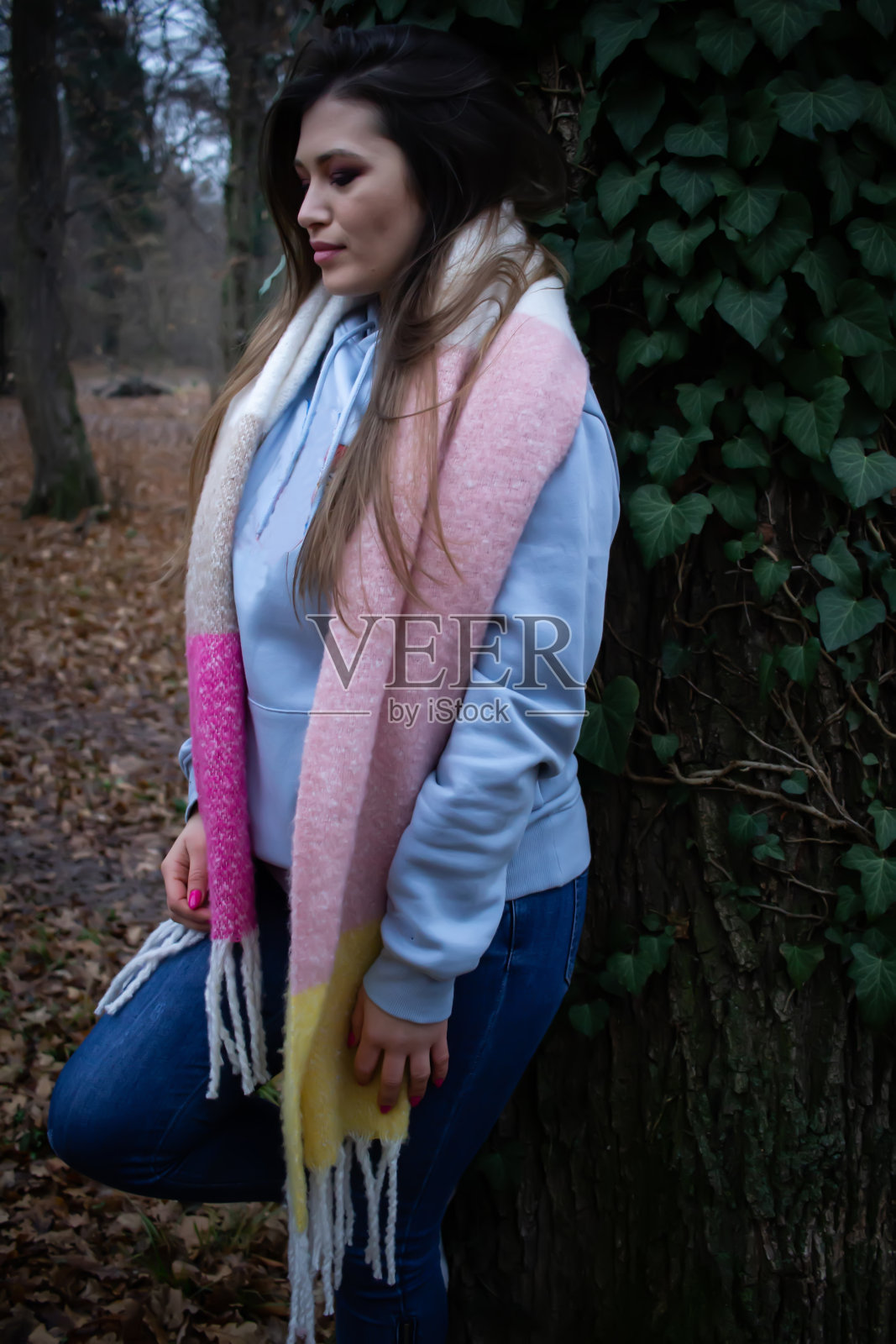 森林里美丽的年轻女子照片摄影图片