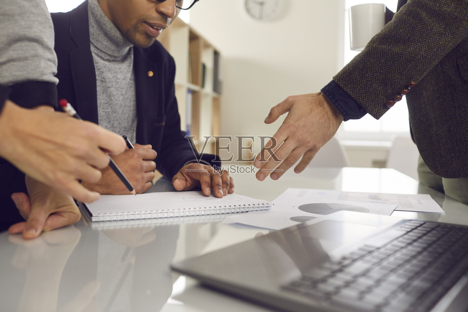 头脑风暴，谈判，国际商务团队理念照片摄影图片