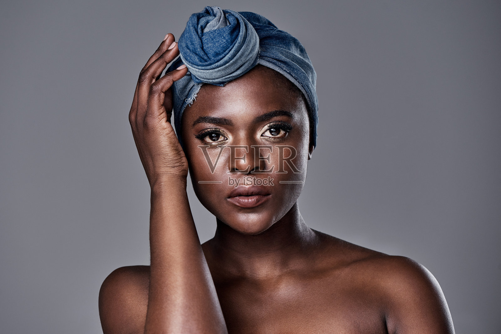 她的皮肤非常滋润，很明显照片摄影图片