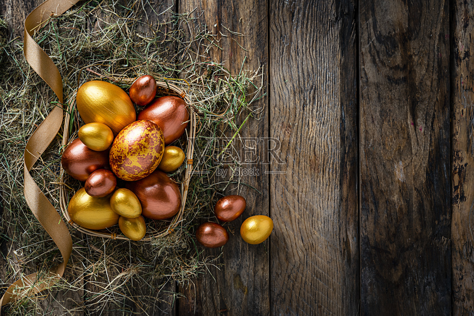 放在篮子里的复活节彩蛋从上面质朴的木桌上射下来。本空间照片摄影图片