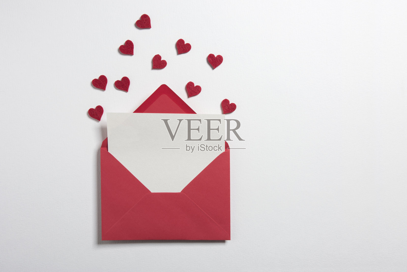 白色背景上的信封和红心。情人节的概念。照片摄影图片