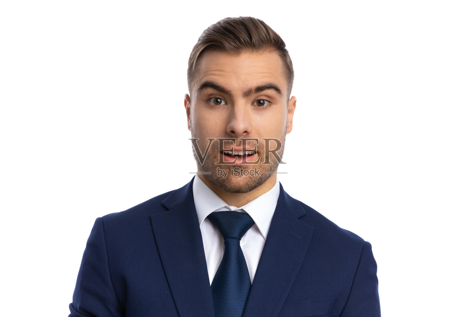 肖像惊讶的人张着嘴，以一种惊讶的方式做鬼脸照片摄影图片