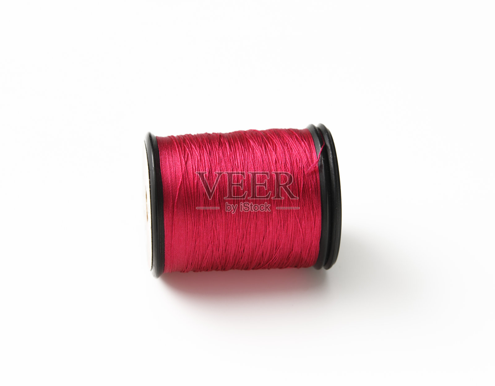 白色背景上红色线轴的孤立镜头照片摄影图片