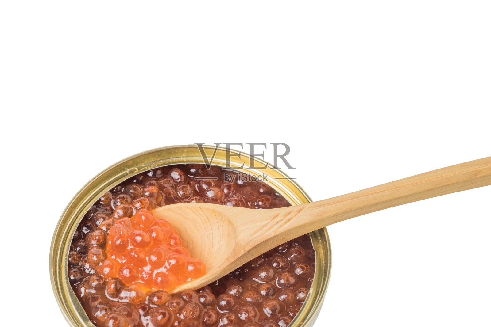 轻勺在一个罐子里，红色的鱼子酱孤立在白色的背景。照片摄影图片