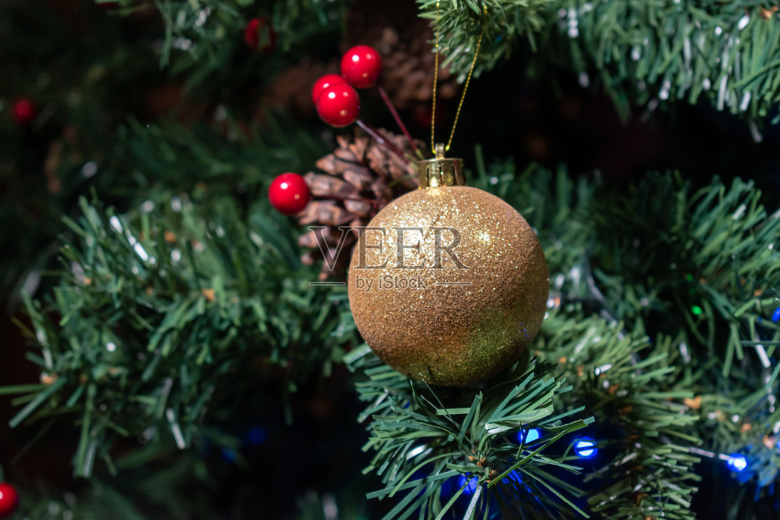 放在圣诞树上的圣诞装饰品照片摄影图片