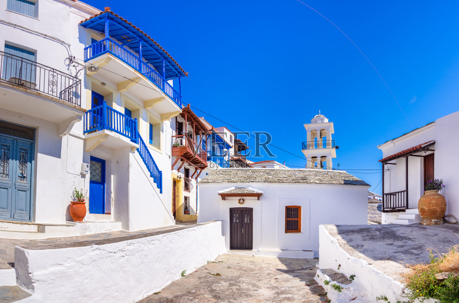 希腊斯科佩洛斯岛北部的城镇和港口照片摄影图片