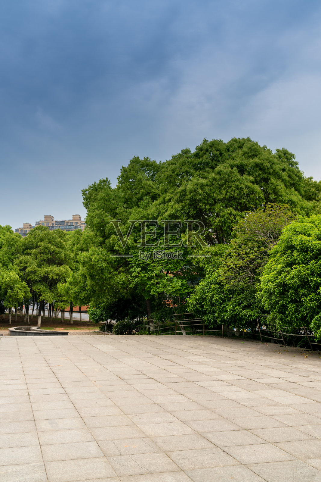 现代城市里空荡荡的现代广场和摩天大楼照片摄影图片
