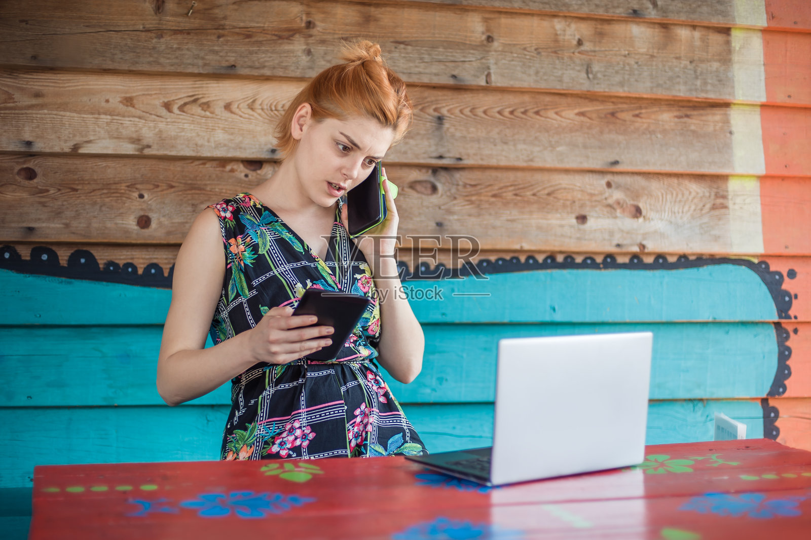 用手机，平板电脑和笔记本电脑聊天的疯狂潮人照片摄影图片