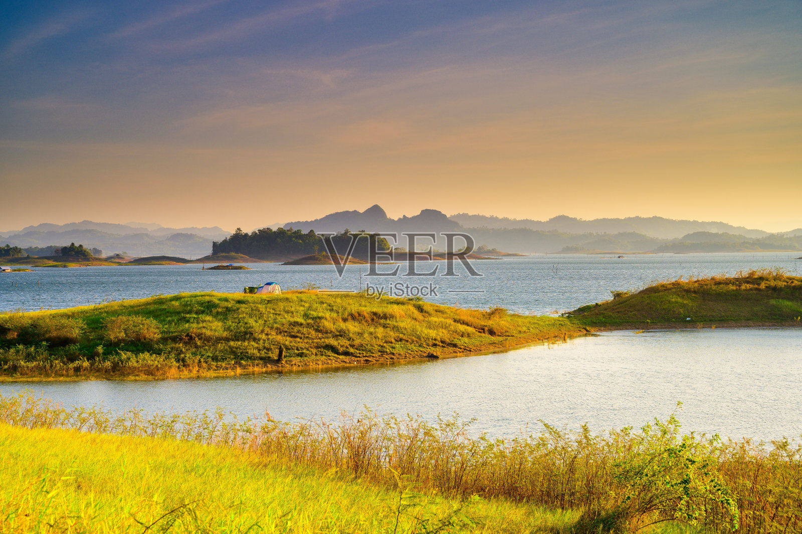 蓬比日落观景台和后面的哇集拉隆功大坝，Khao Laem国家公园，北碧照片摄影图片