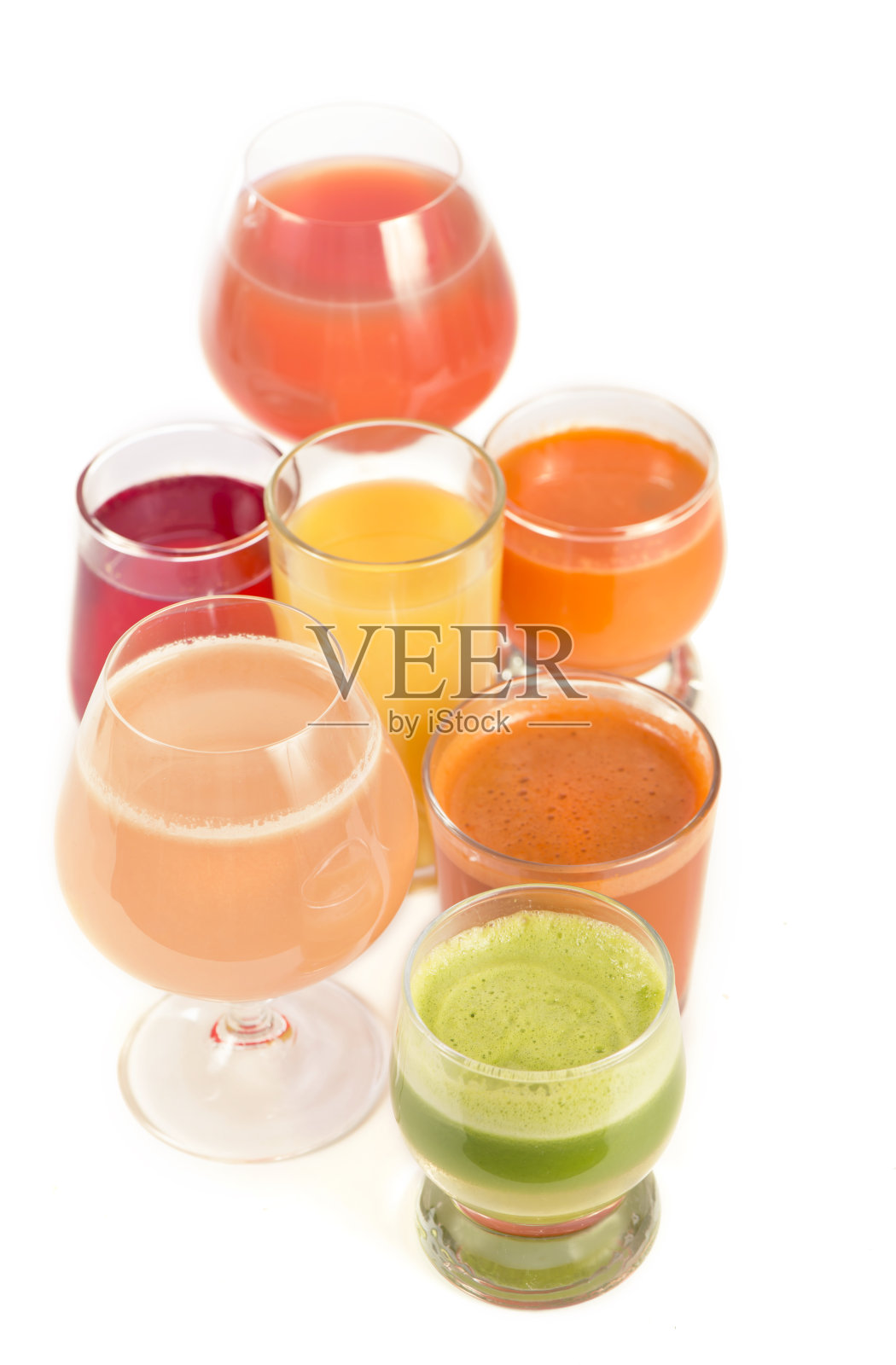玻璃杯里有新鲜的有机蔬菜和果汁，单独放在白色的杯子上照片摄影图片