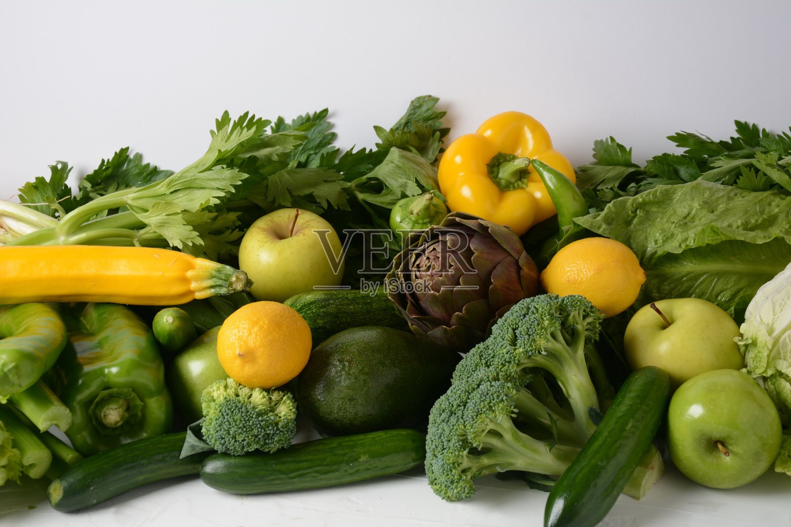 各种新鲜水果和蔬菜，健康食品背景，在超市购买食品照片摄影图片