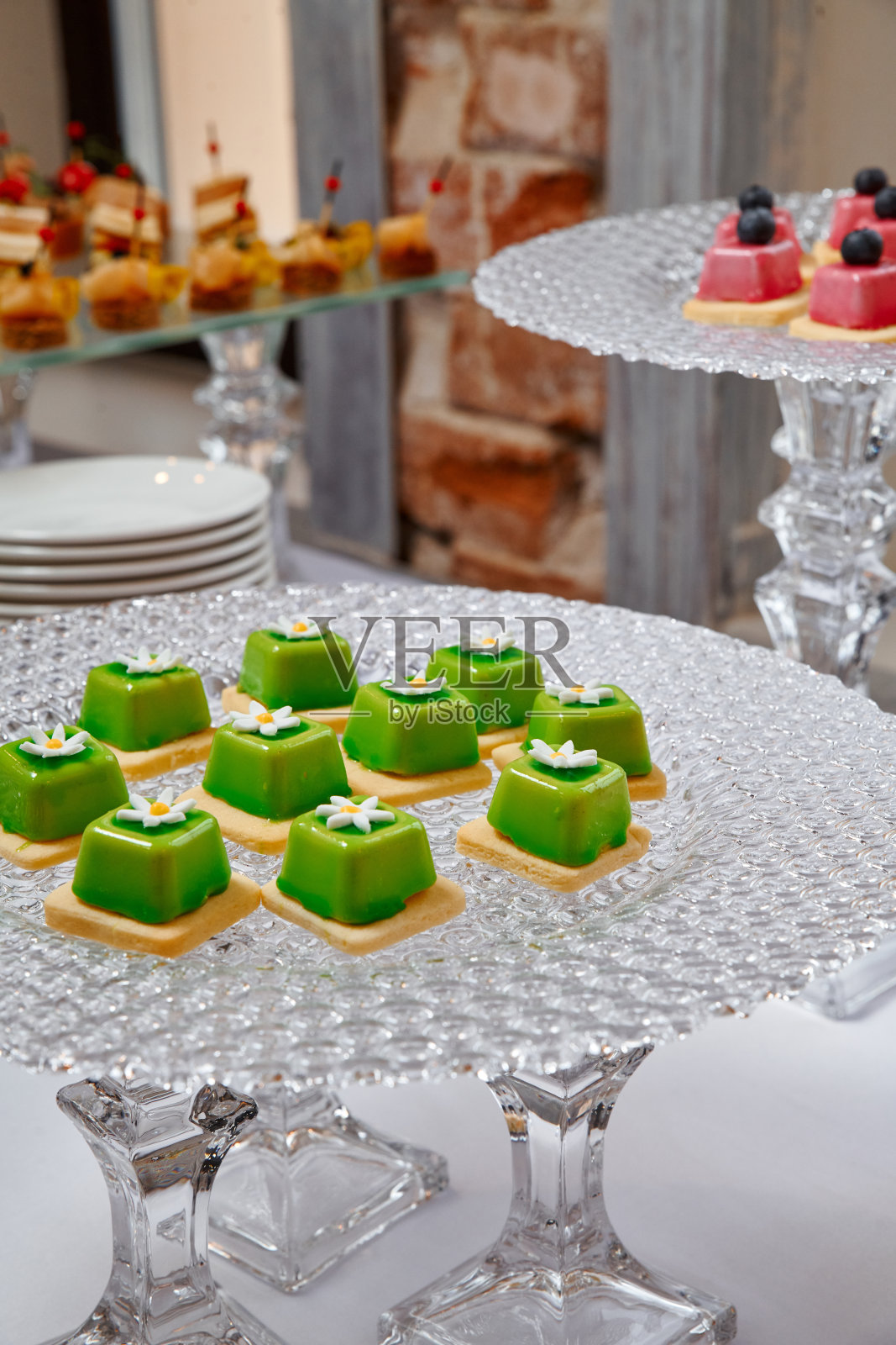 С纯黑色。有各种小吃和甜点的宴会餐桌照片摄影图片