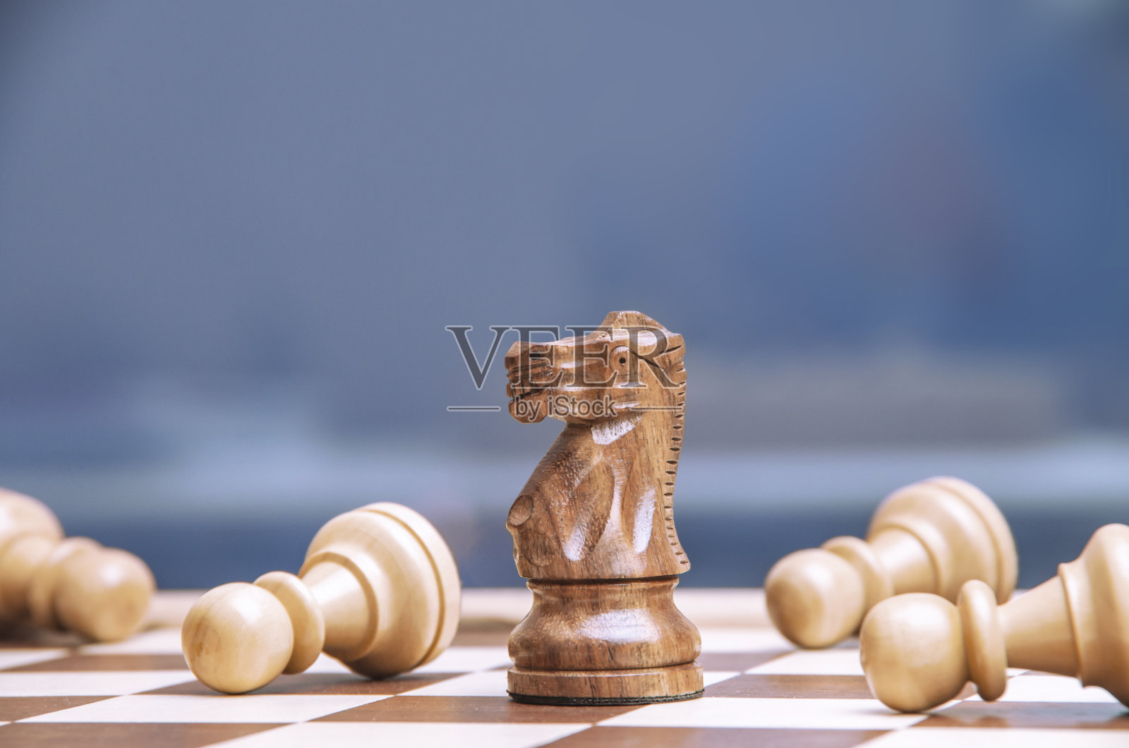 棋盘上的白房子在移动。商业领袖的概念。照片摄影图片