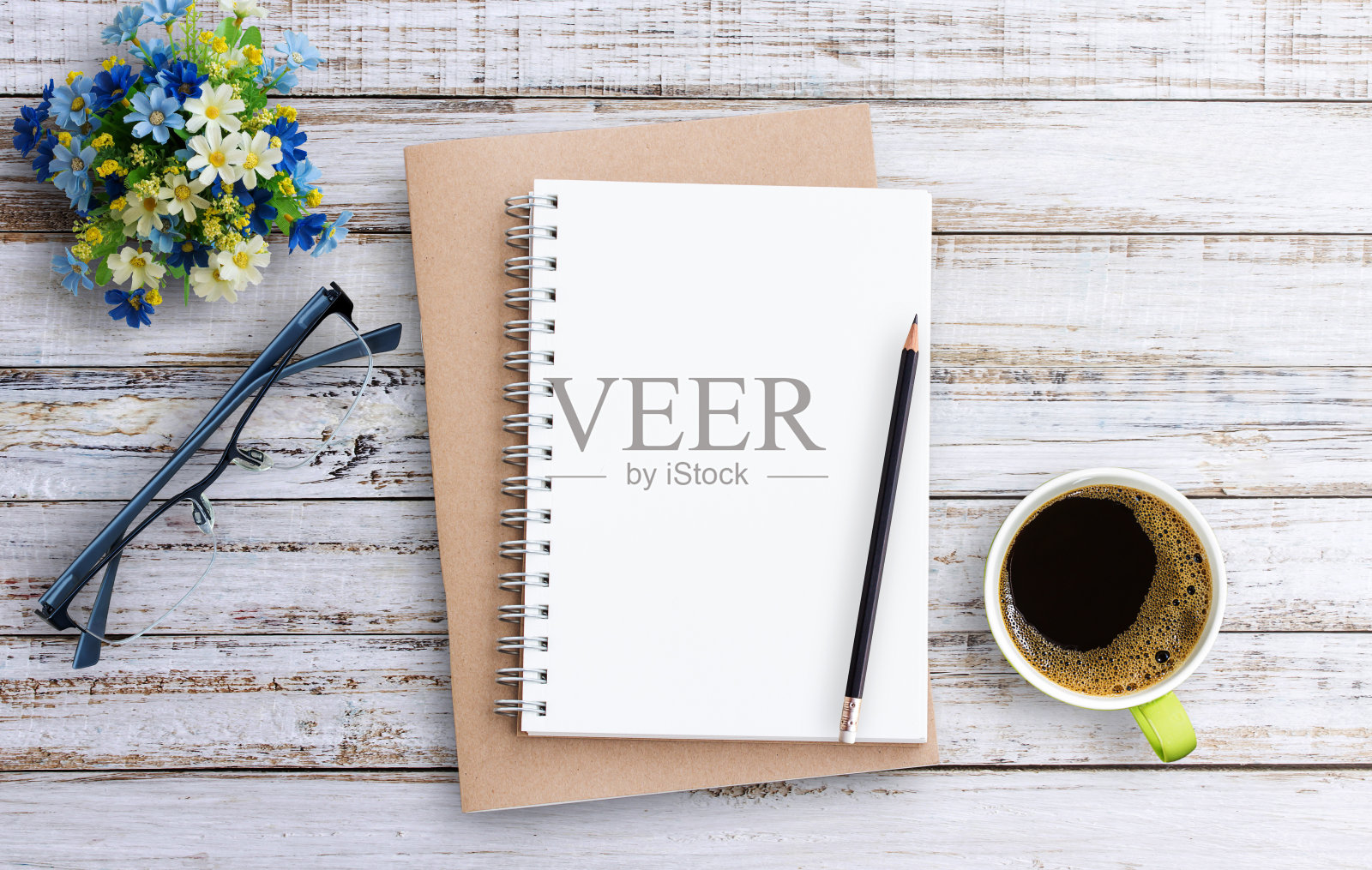 平铺木质办公桌与办公设备照片摄影图片