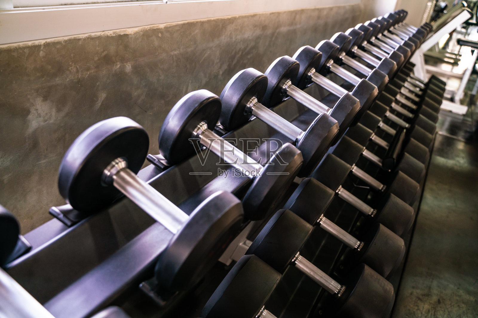 哑铃举重在体育馆里滚动照片摄影图片