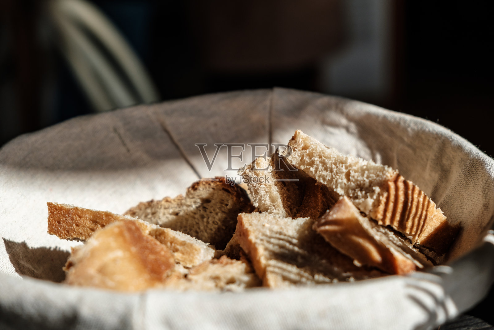 意大利人桌上的面包篮照片摄影图片