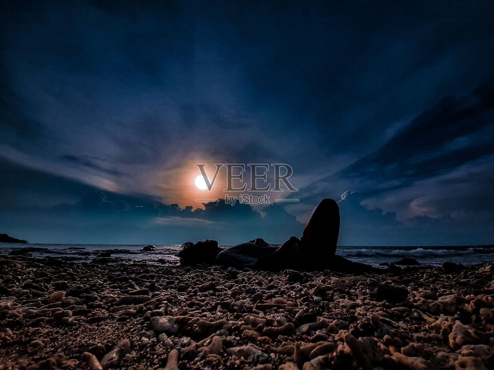 在海滩上放松照片摄影图片