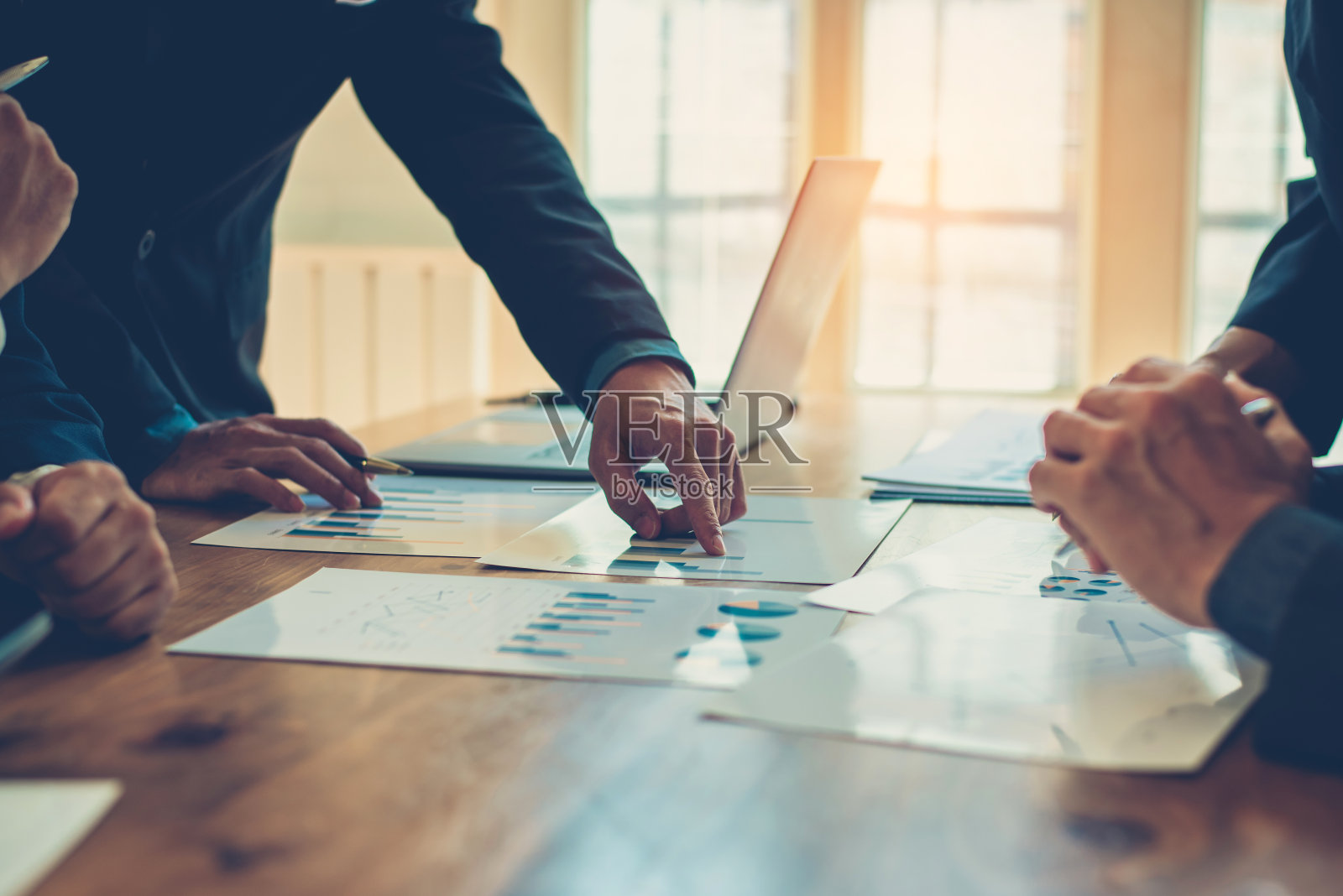 商人们正在为商业投资策略、图表和文件进行头脑风暴。照片摄影图片