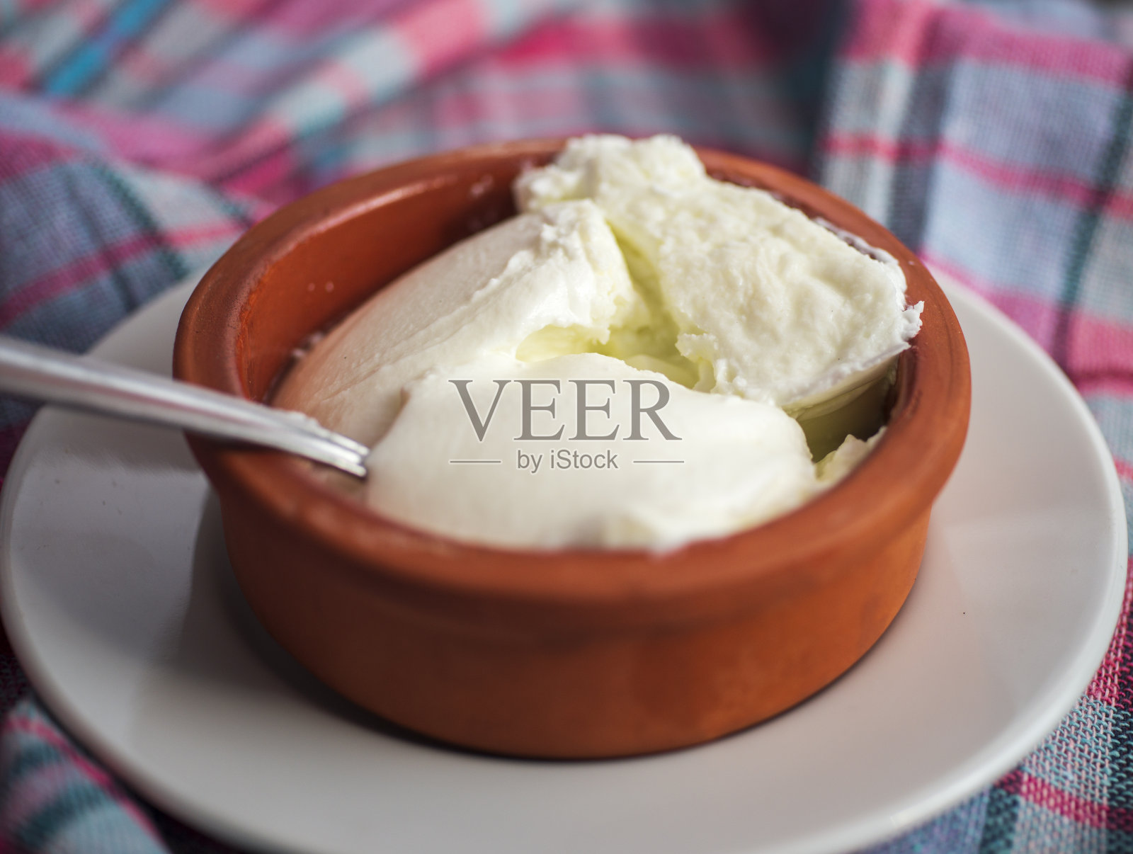 在碗里发酵的水牛酸奶照片摄影图片