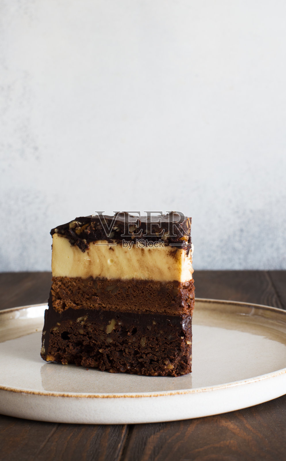 一块多层巧克力和香草奶油蛋糕近距离照片摄影图片