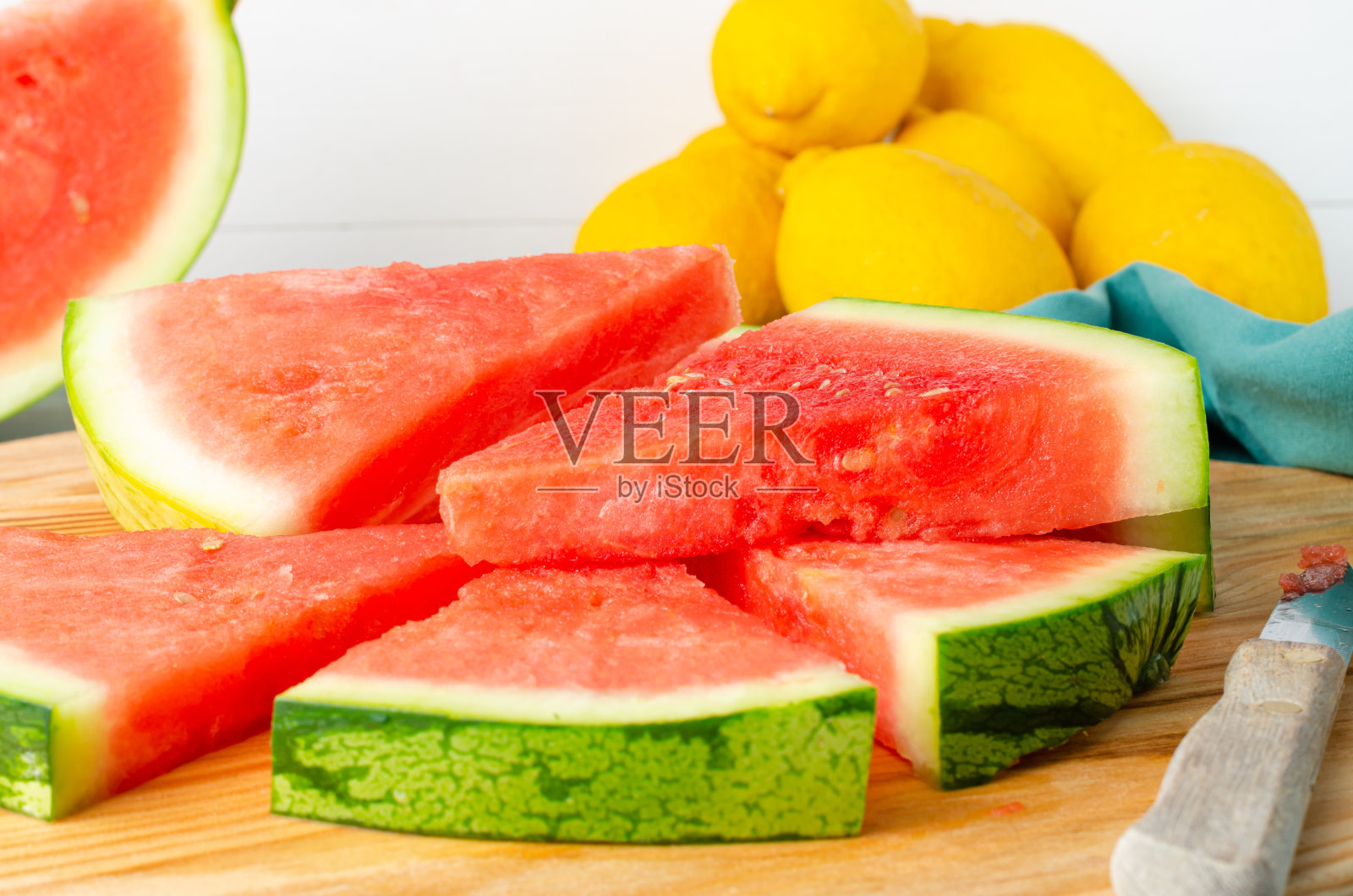 把西瓜片和柠檬片放在木板上，用木头做背景照片摄影图片