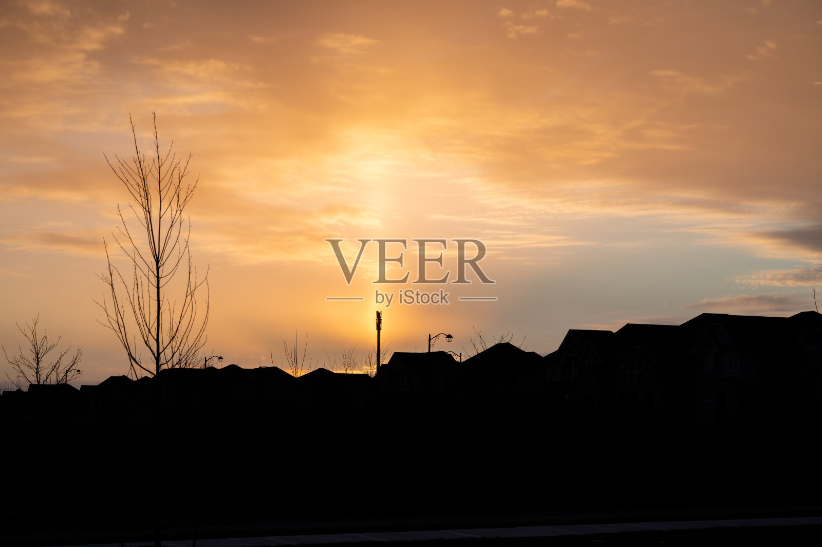 安大略弥尔顿霍尔顿地区的日落。背景是5G微波塔照片摄影图片