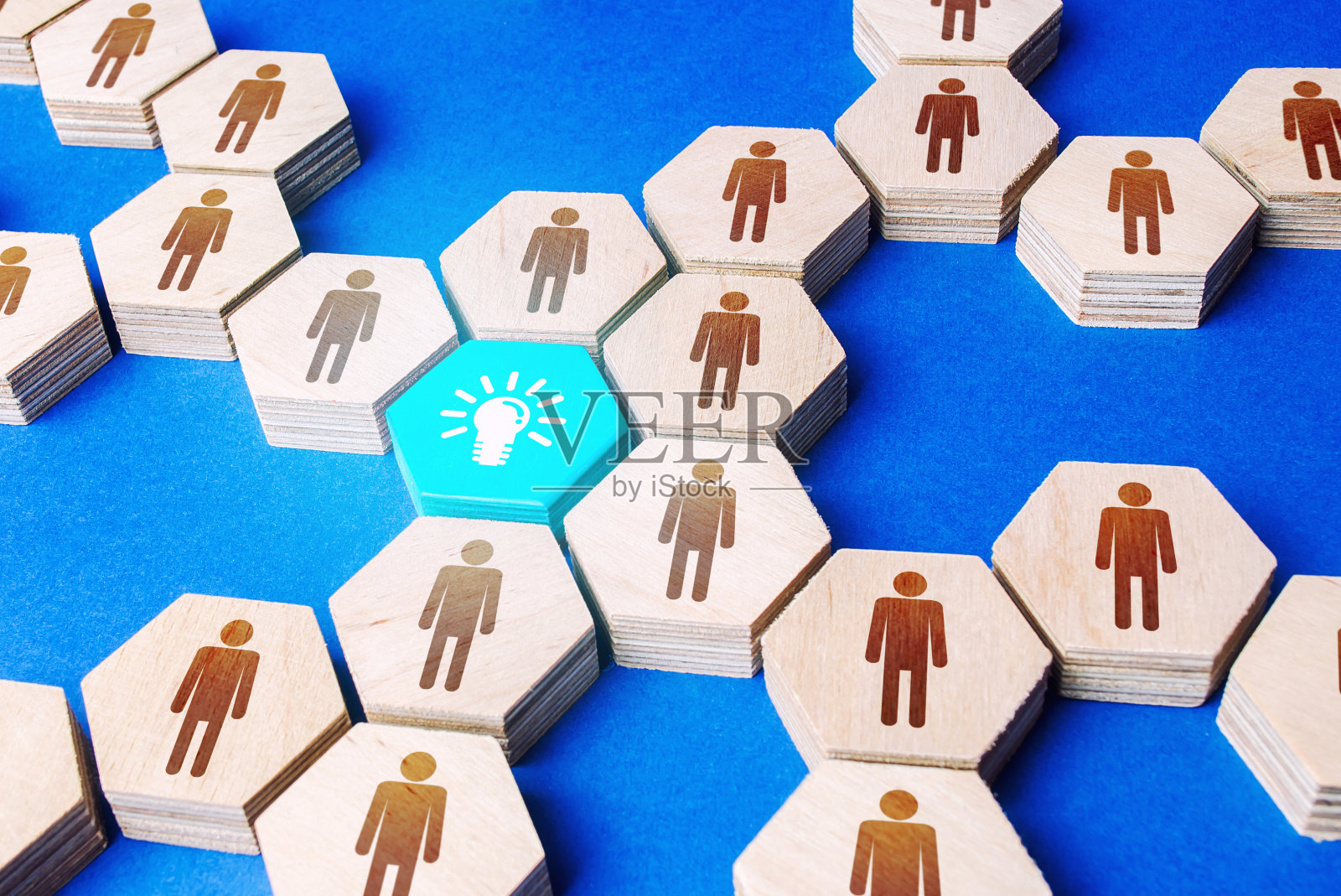 人们围绕着这个想法进行组织。围绕创业或意识形态目标建立商业公司。合作,团队精神。力量的统一。实现的目标。创新,新鲜的想法。照片摄影图片