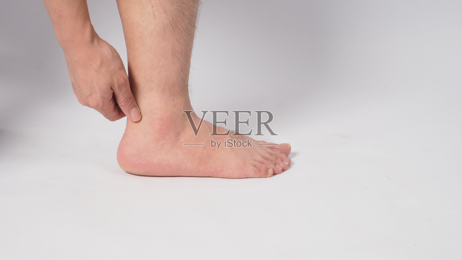 男性赤足和手孤立在白色背景上。照片摄影图片