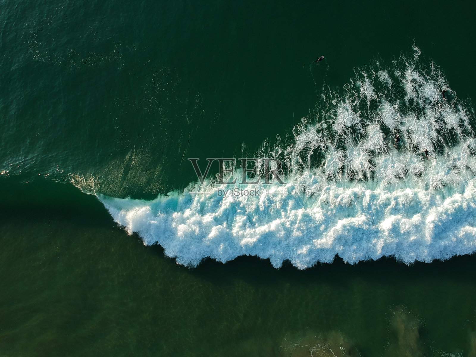 从空中看，冲浪者在冲浪照片摄影图片