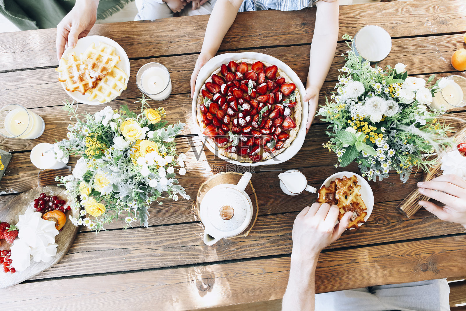 有美味早餐的作物家庭照片摄影图片