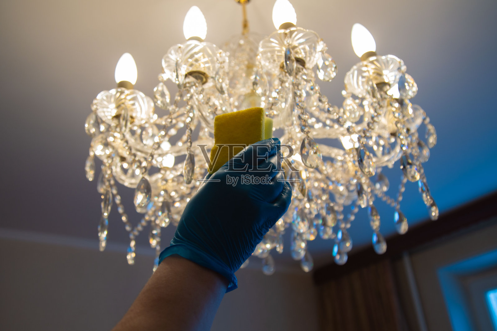 戴上蓝色橡胶手套，用海绵擦拭照片摄影图片