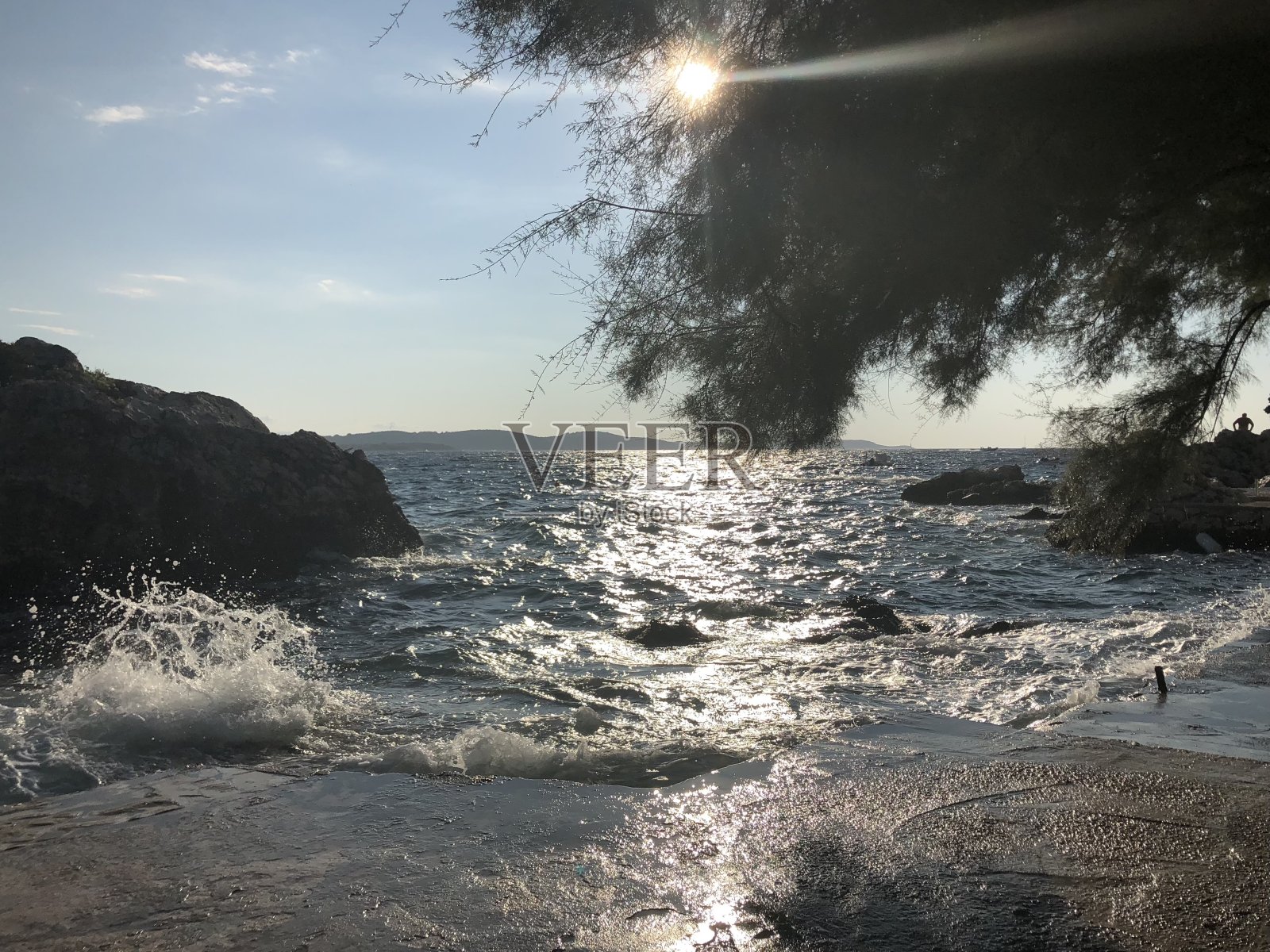 克罗地亚达尔马提亚的赫瓦尔岛和小镇在夏天的傍晚，海面上有海湾和海浪照片摄影图片