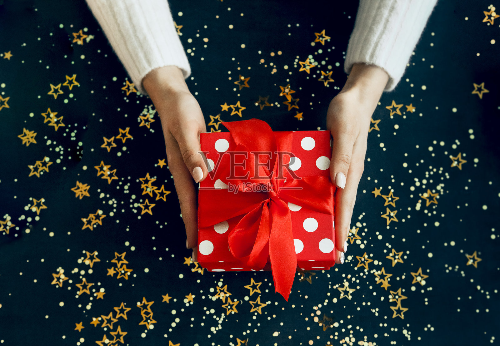 在演播室里裁剪女人的包裹礼物照片摄影图片