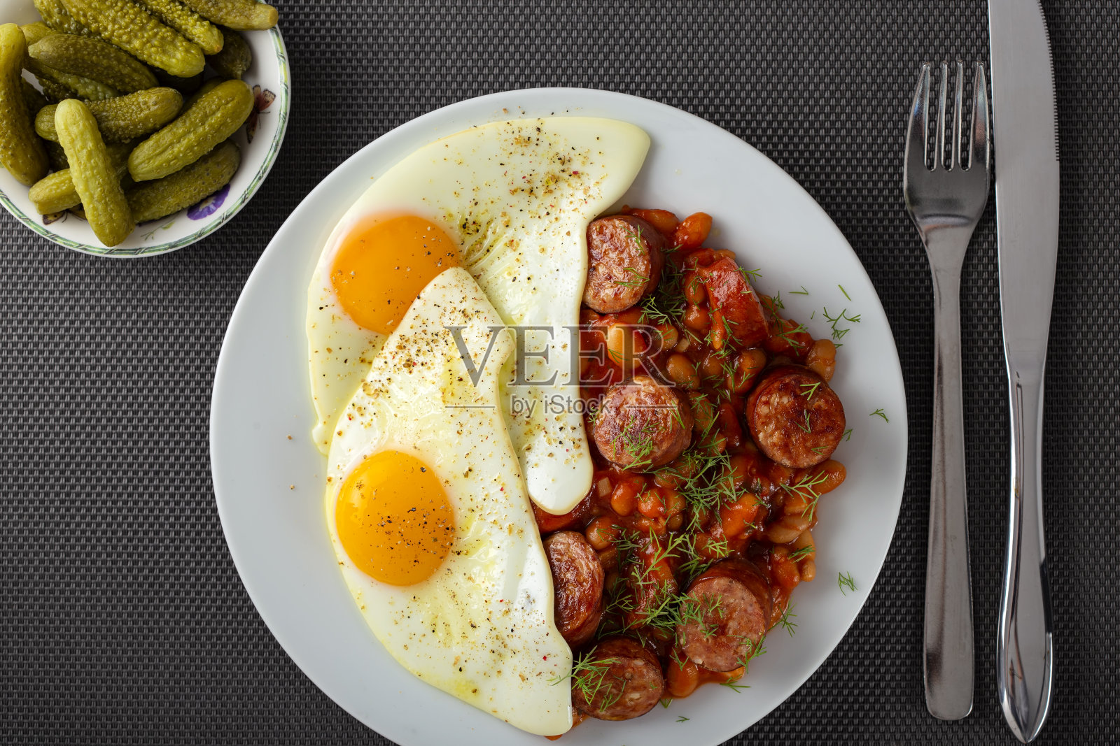 豆角煎蛋和猪肉香肠照片摄影图片