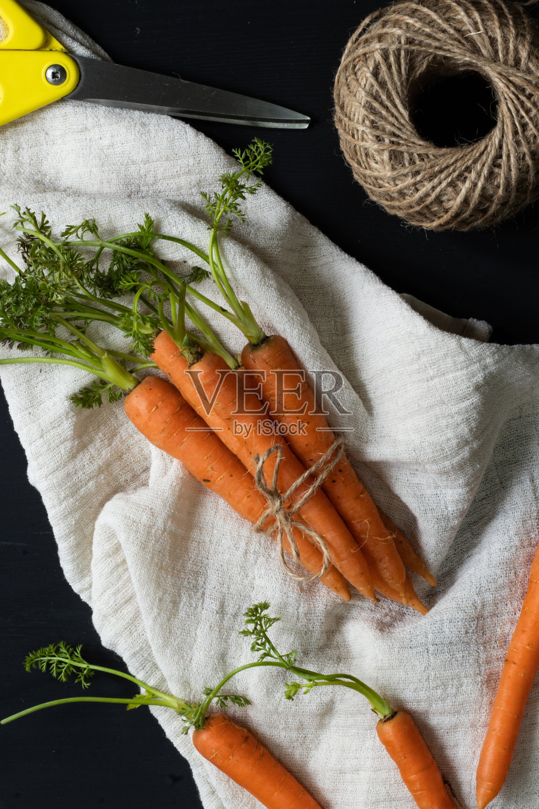 新鲜胡萝卜的木材背景照片摄影图片