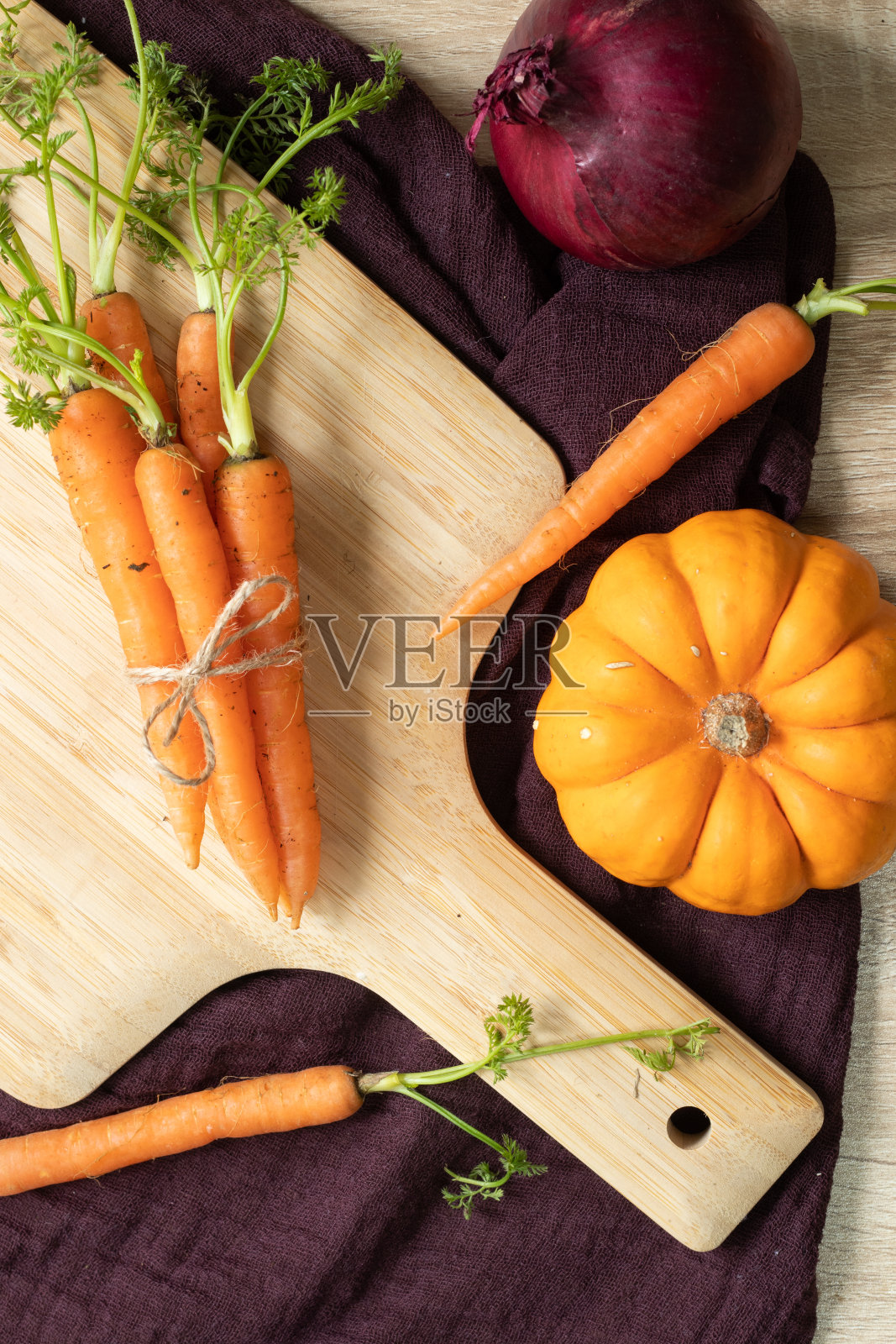 新鲜胡萝卜的木材背景照片摄影图片