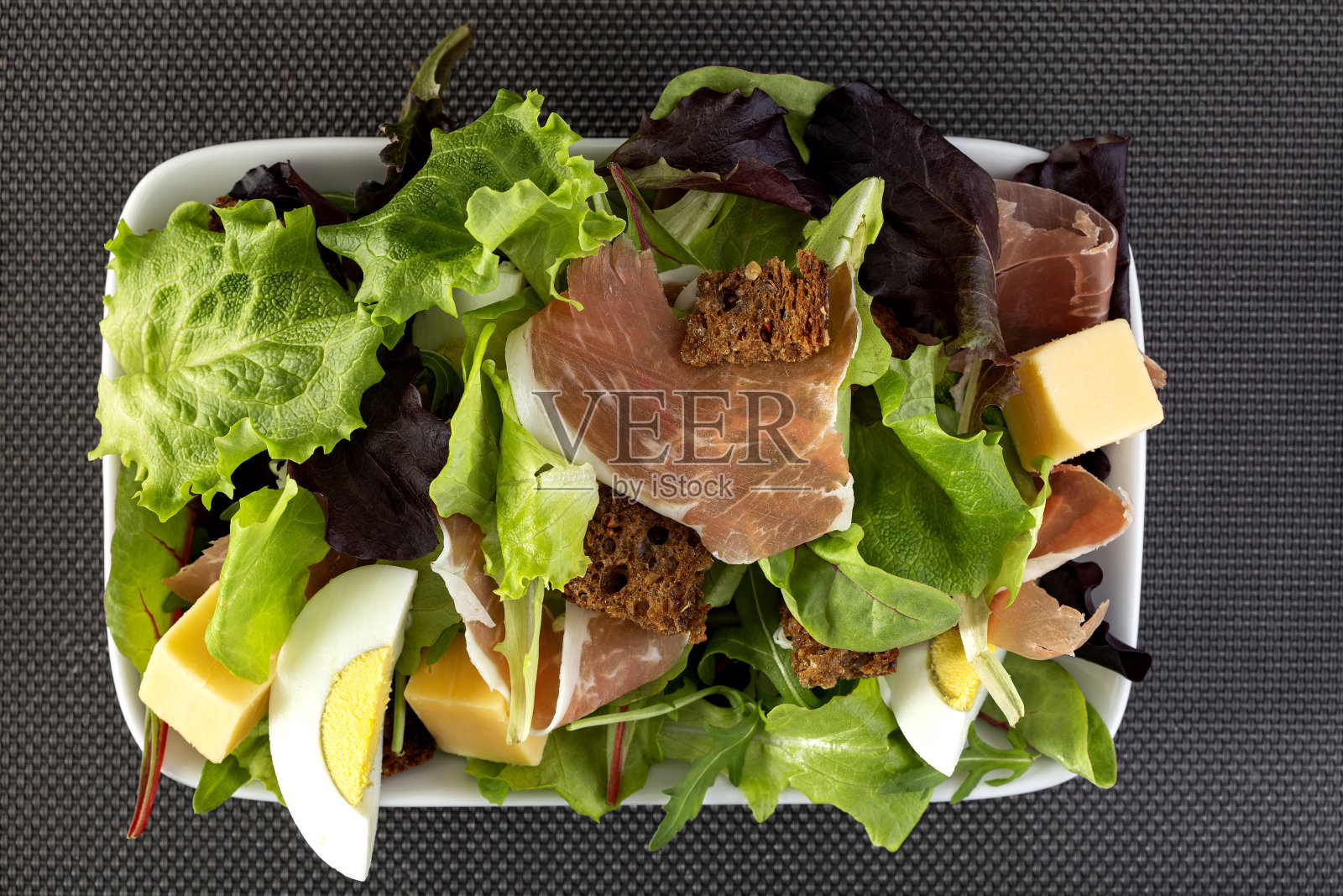 新鲜的沙拉，鸡蛋，火腿和奶酪照片摄影图片